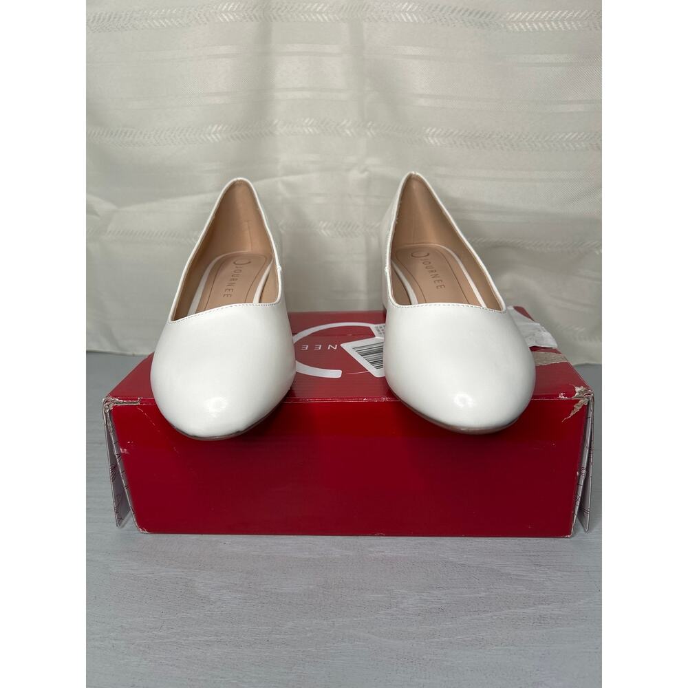 Journee Collection Saarii Round Toe Block Heel Pumps White Size 7 Wide - Picture 9 of 14